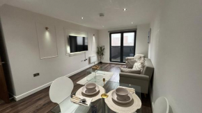 Two-Bedroom Luxury Apartment with Balcony - Netflix, YouTube, Amazon TV, Superfast WiFi - Just 10 Mins to Birmingham Centre, Bullring, Train, Coach Station and Birmingham FC